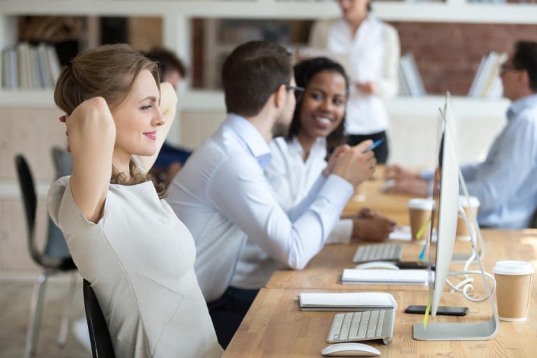 Mujer en el trabajo sonriendo